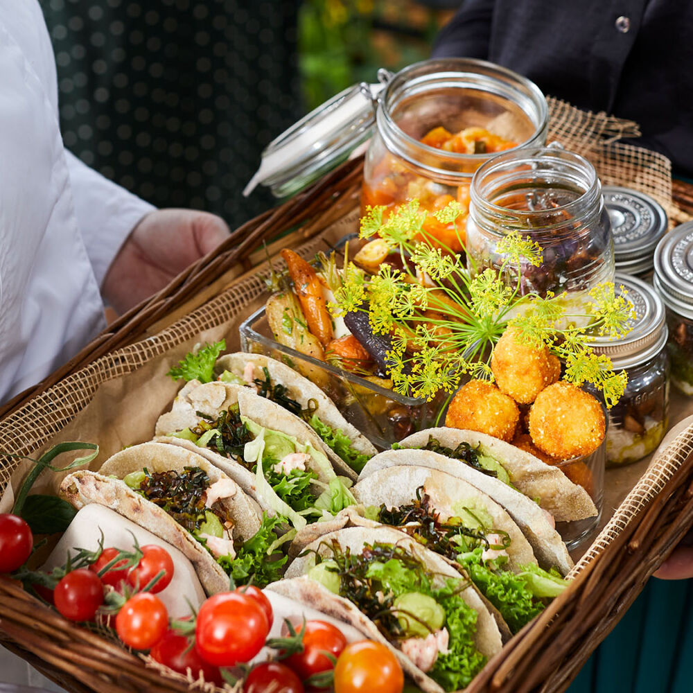 En korg med rätter från Cajsa´s Höstbuffé - En modern skördefest.