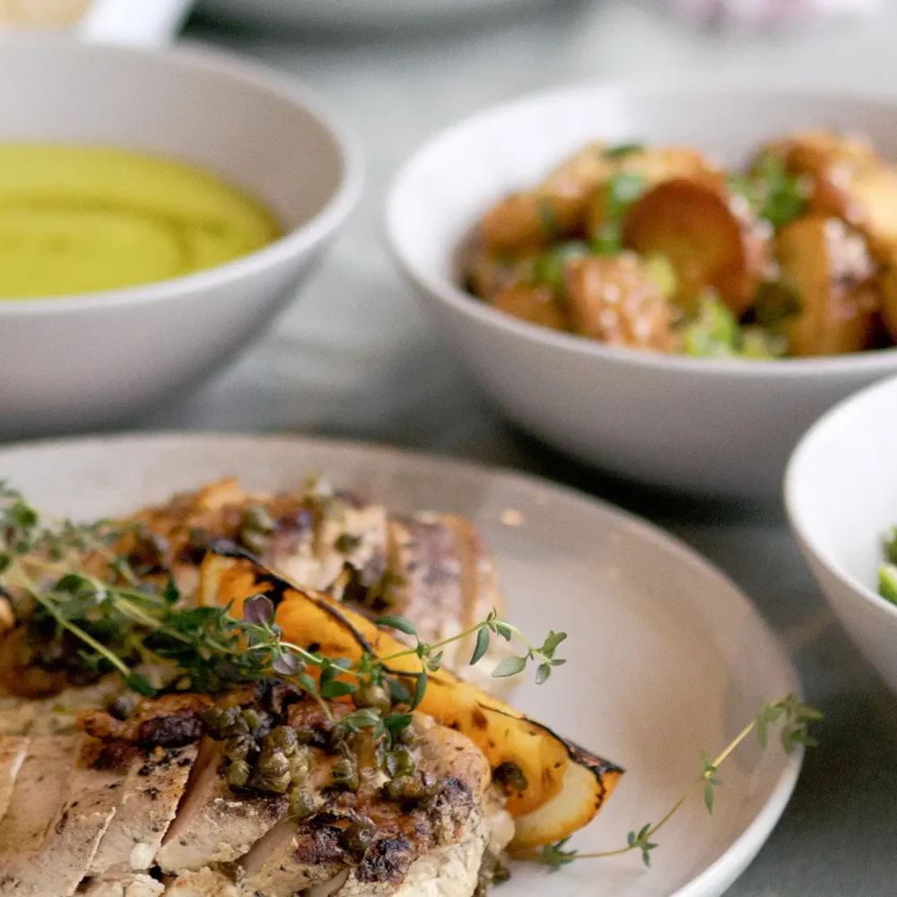 Vinterlunchbuffé från Cajsa’s Kök i Uppsala – grillad svensk kyckling med timjanemulsion, serverad med varma och kalla tillbehör.