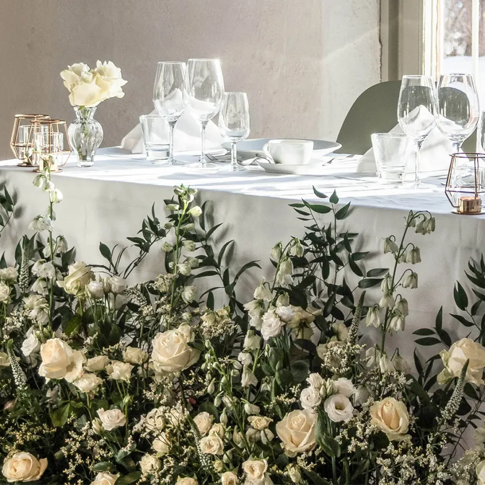 Dukat festbord med blomsterdekorationer vid bröllopsmässa i Uppsala på Uppsala konstmuseum
