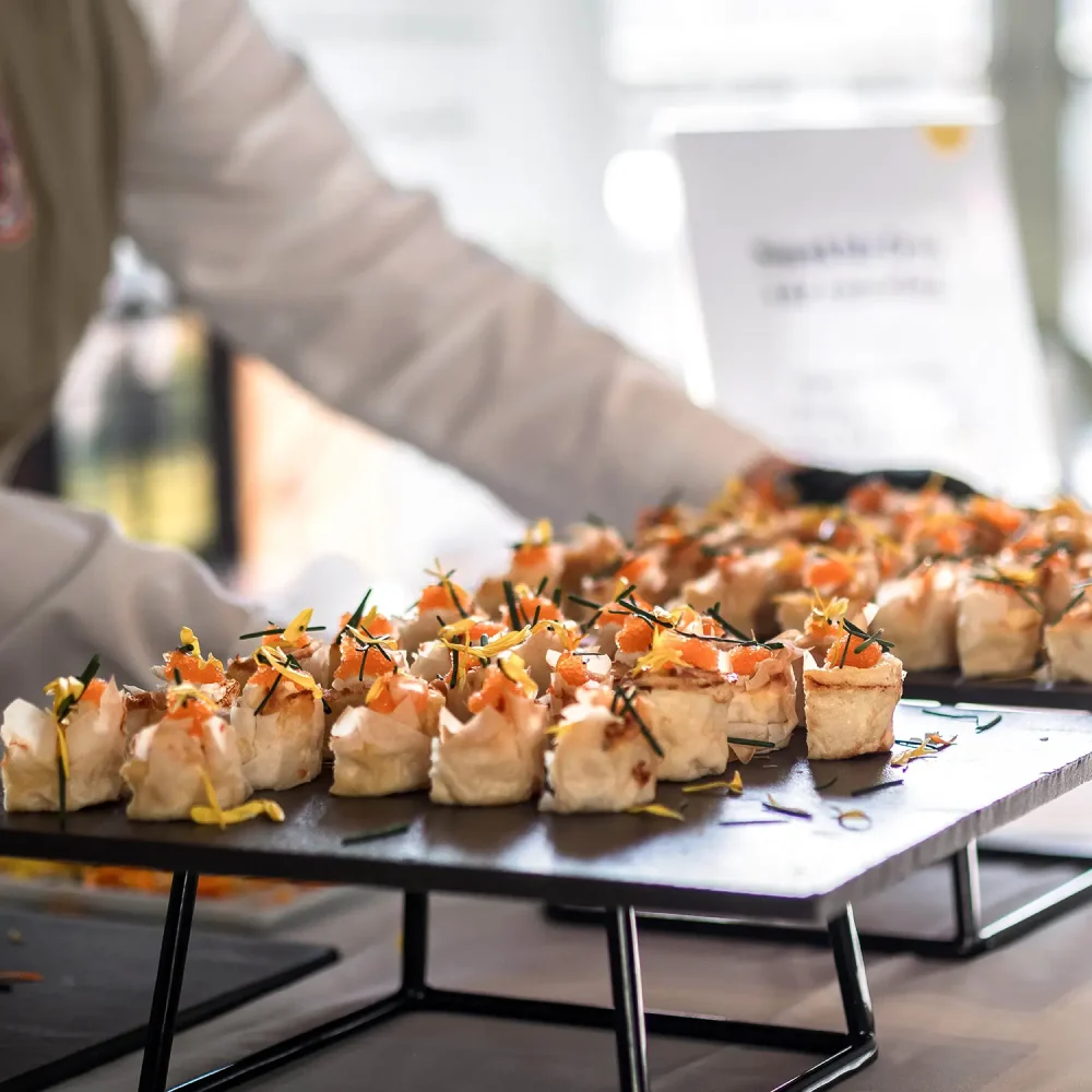 Snittar och plockmat serveras vid fest- och bröllopsmässa på Uppsala konstmuseum i Uppsala
