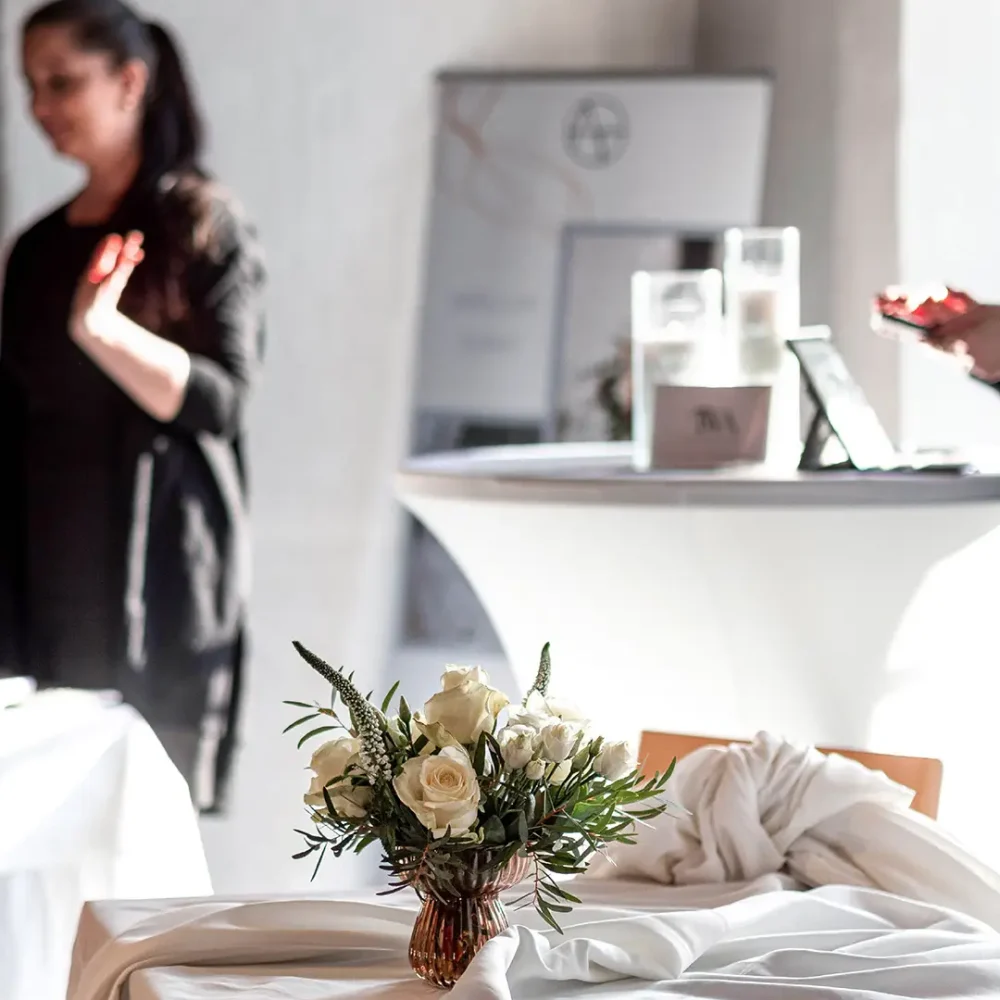 Blomsterarrangemang och dukat bord vid fest- och bröllopsmässa på Uppsala konstmuseum i Uppsala