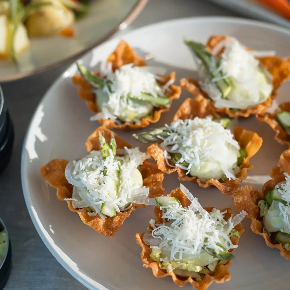 Sparristartlette med nässelcrème, silverlök och smulad salladsost från Ängsholmens Gårdsmejeri