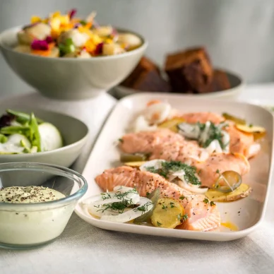 inkokt laxfile med chili, ingefära, tunnhyvlad fänkål och dill