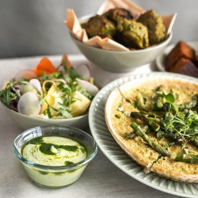 sparrisquiche, grönärtsfalafel, lunchbuffé catering