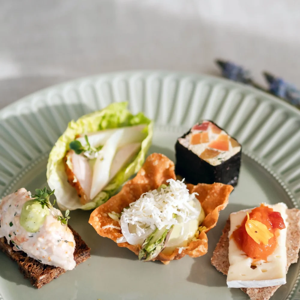 tallrik med vårens snittar för catering i Uppsala och Stockholm