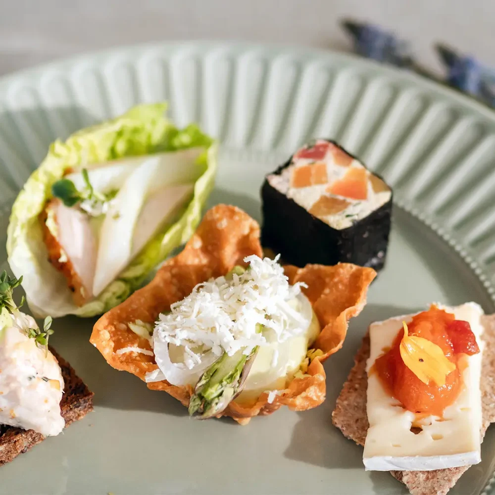 tallrik med vårens snittar för catering i Uppsala och Stockholm