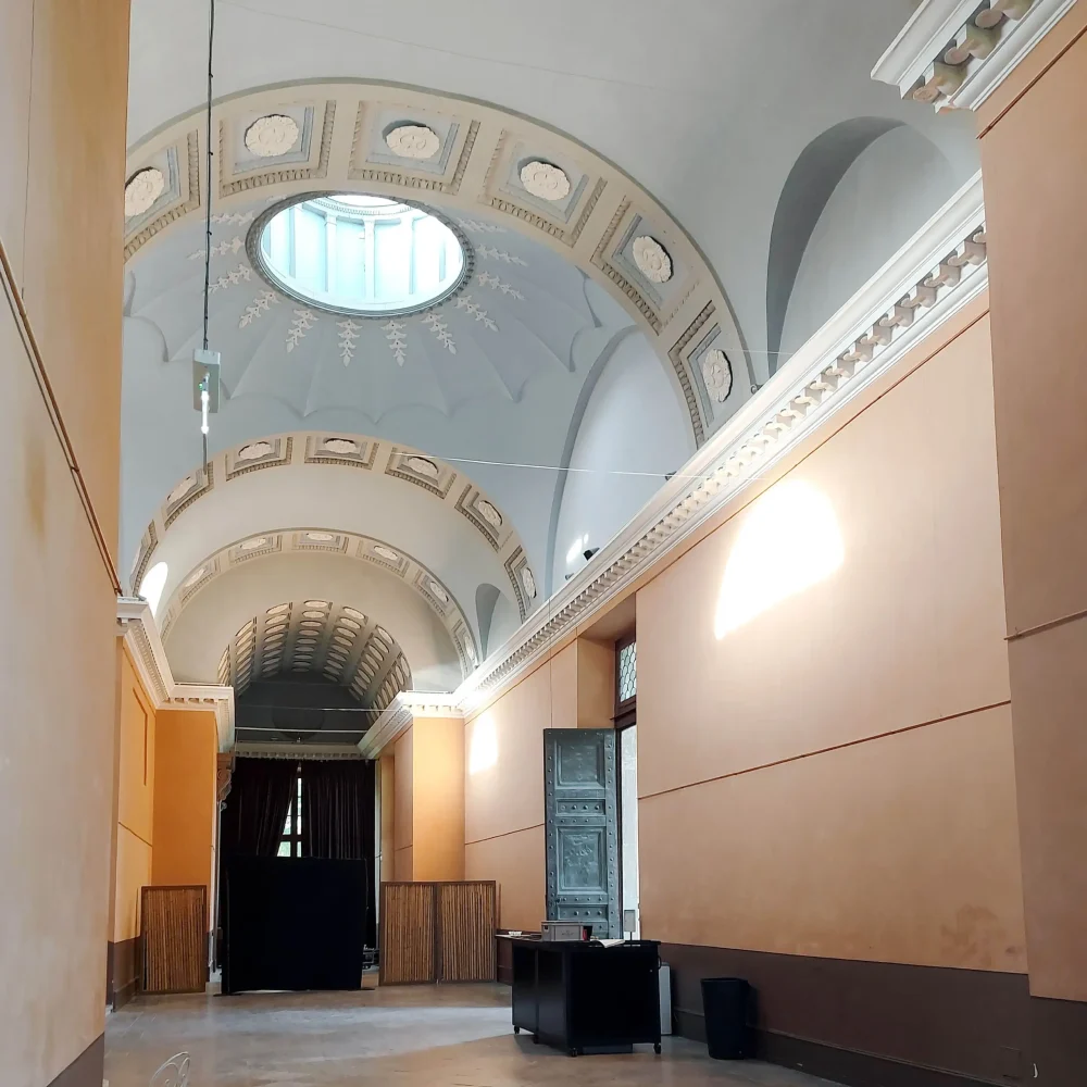 Linnésalen i Botaniska trädgården i Uppsala, med högt välvt tak, vackra arkitektoniska detaljer och ljusinsläpp.