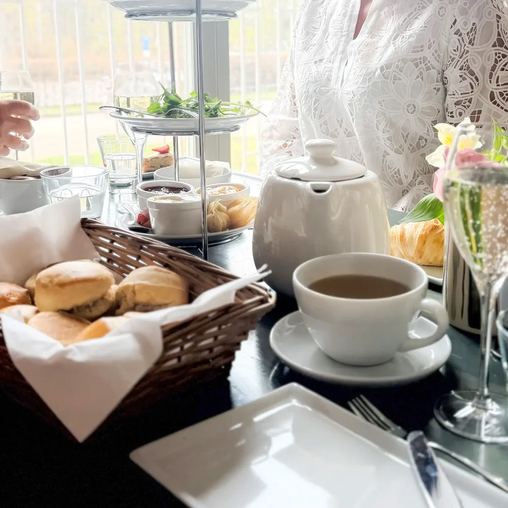 Afternoon tea med scones, te, marmelad och mousserande dryck på Konstmuseets café och bar i Uppsala.