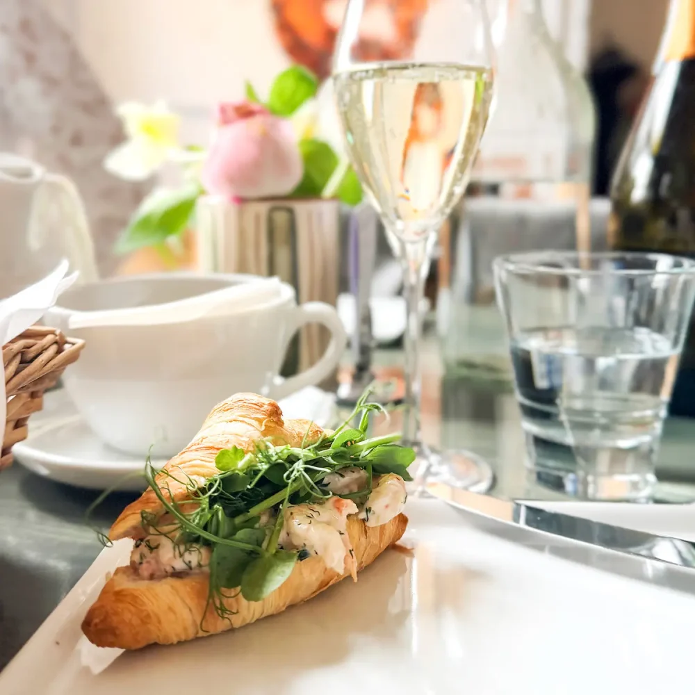 Croissant med Skagenröra, te och mousserande dryck till Afternoon tea på Konstmuseets café och bar i Uppsala.